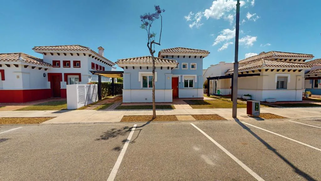 Calle con casas blancas y tejas
