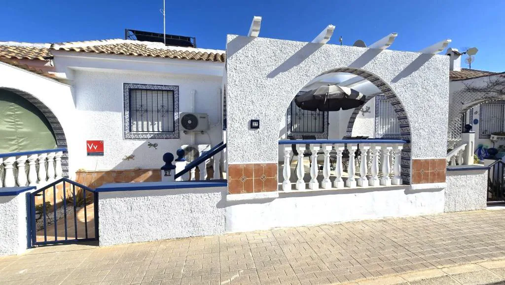 Villa blanca con arcos y terraza