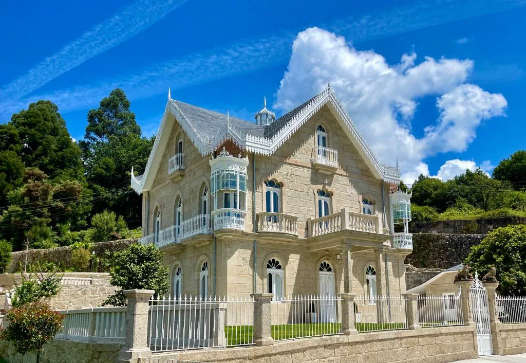 Fachada de villa victoriana gótica del siglo XIX con torreones y balcones de hierro forjado, Villa Boutique 1880