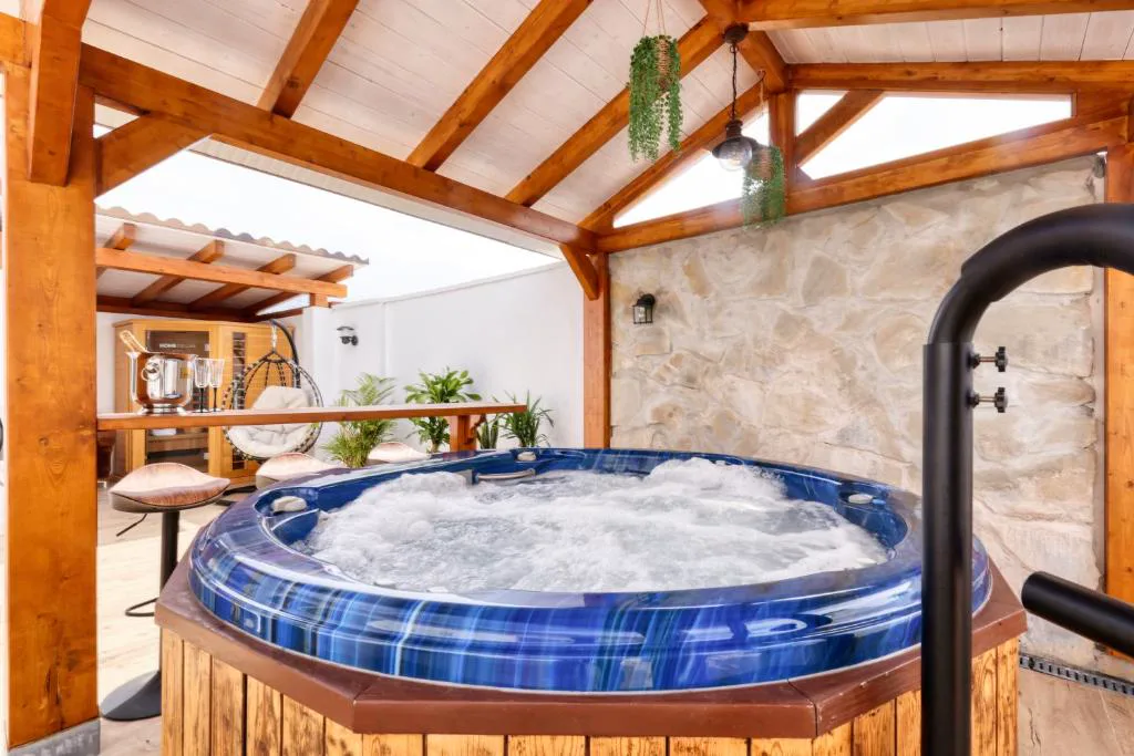Jacuzzi circular bajo una pérgola de madera