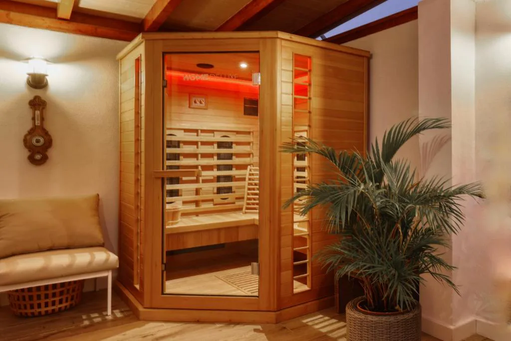 Sauna de infrarrojos con banco de madera