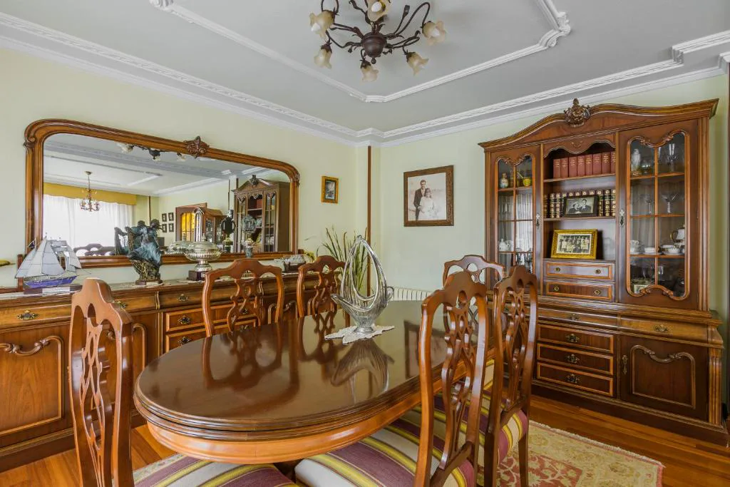 Comedor con aparador de madera tallada