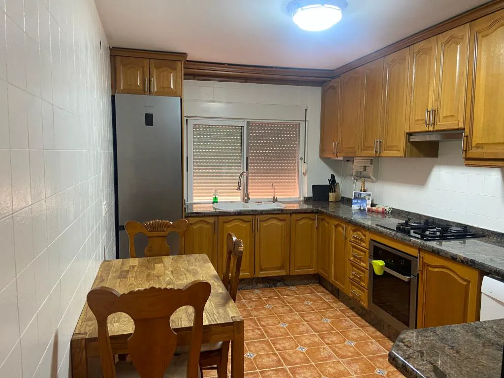 Cocina de madera con encimera y fogones