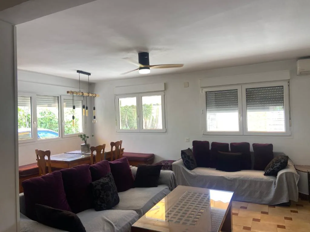 Salón con sofás y mesa baja