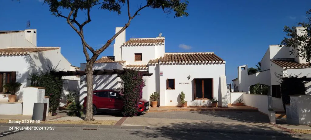 Calle de la urbanización con casas blancas