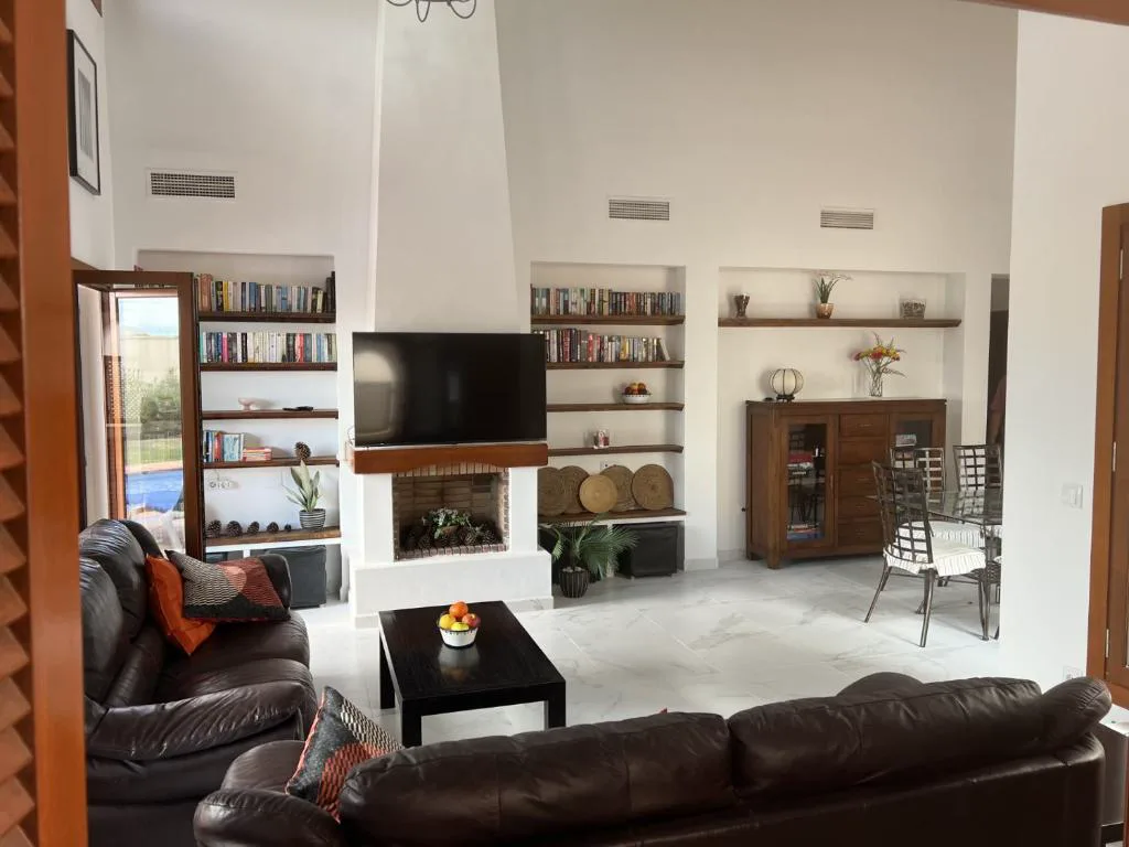 Salón con chimenea y estanterías
