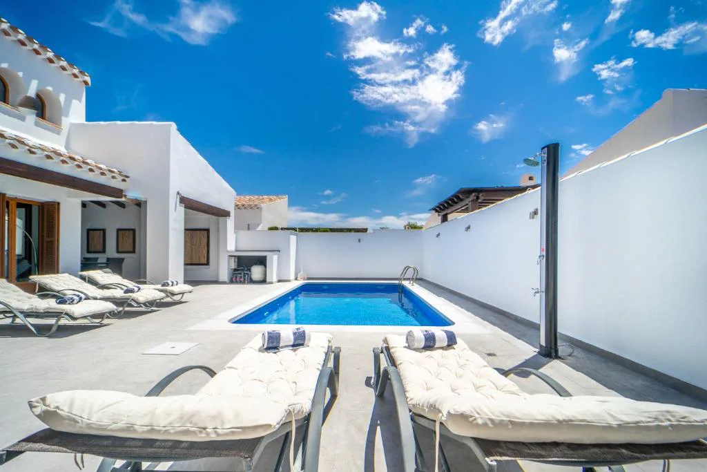 Salón con chimenea y sofá gris