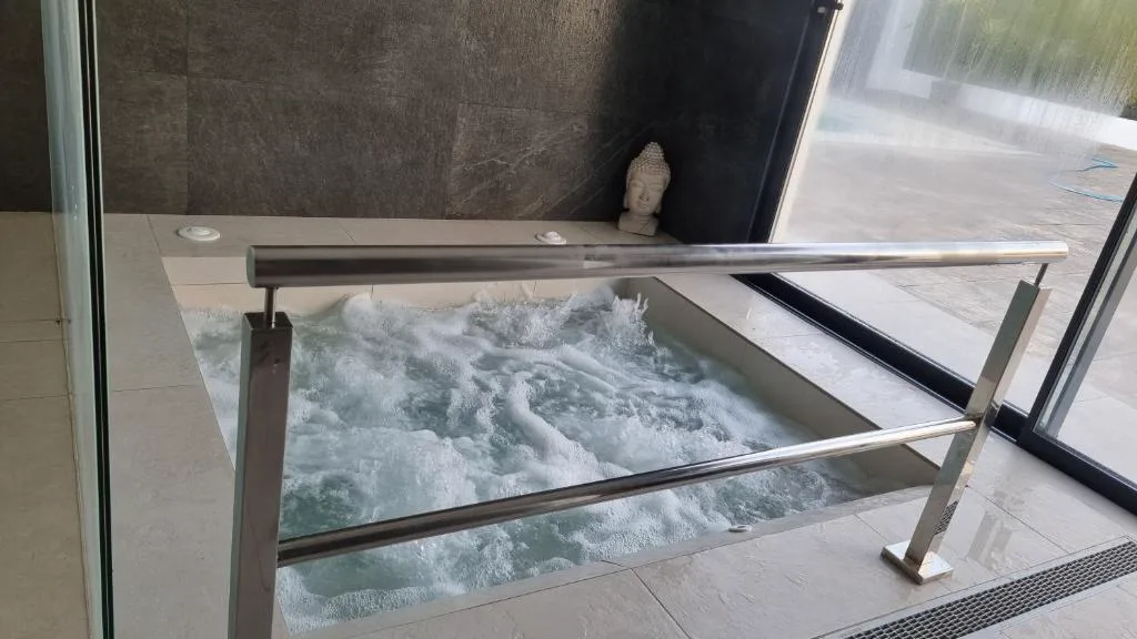 Jacuzzi con chorros visto a través de un cristal