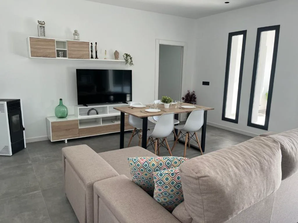 Salón con sofá y comedor