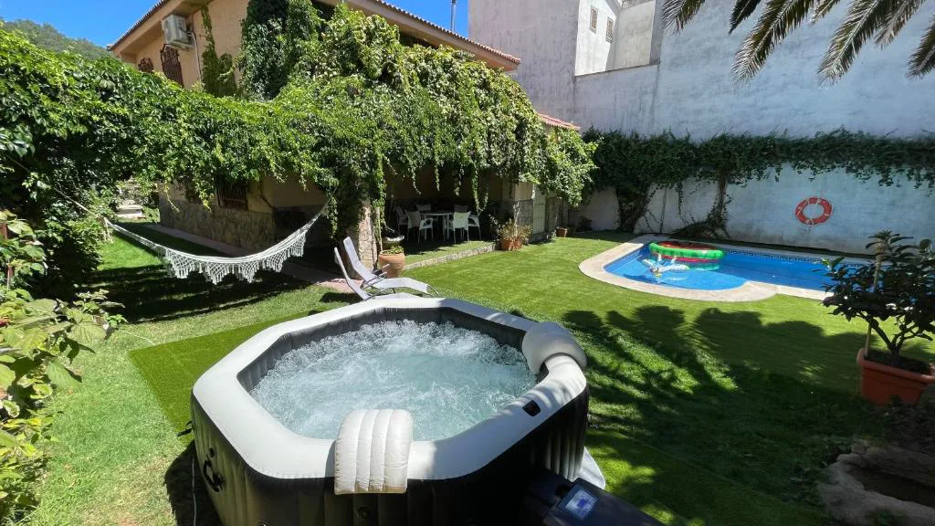 Jacuzzi hinchable con burbujas junto a la piscina