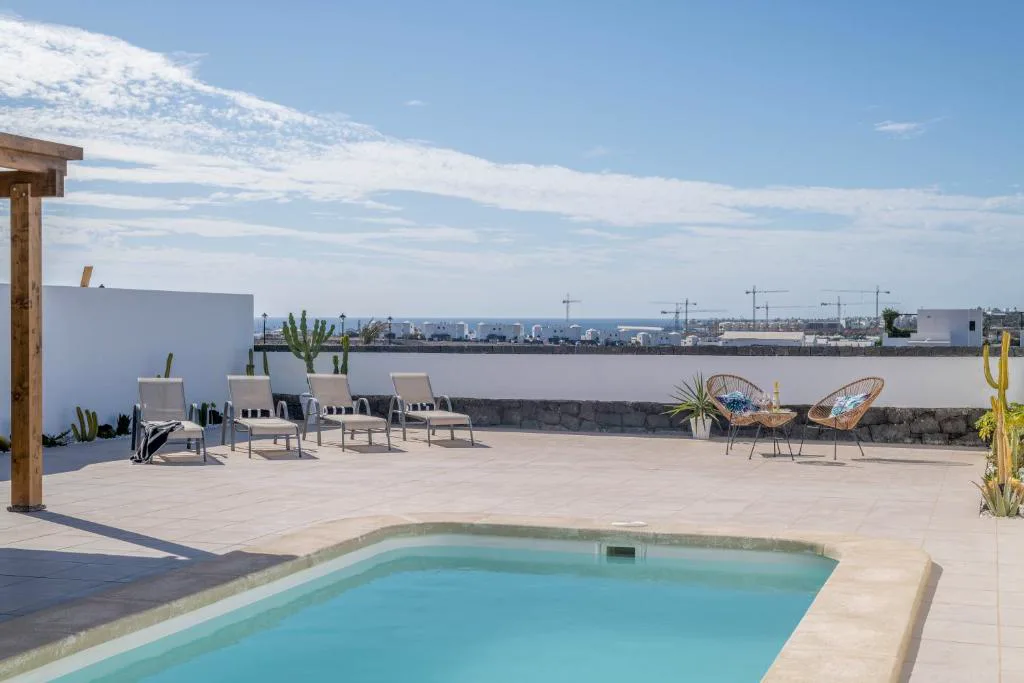 Piscina privada con vistas al mar y a la costa de Playa Blanca, Villa Esmeralda, Lanzarote