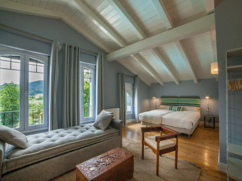 Habitación abuhardillada con banco junto a la ventana