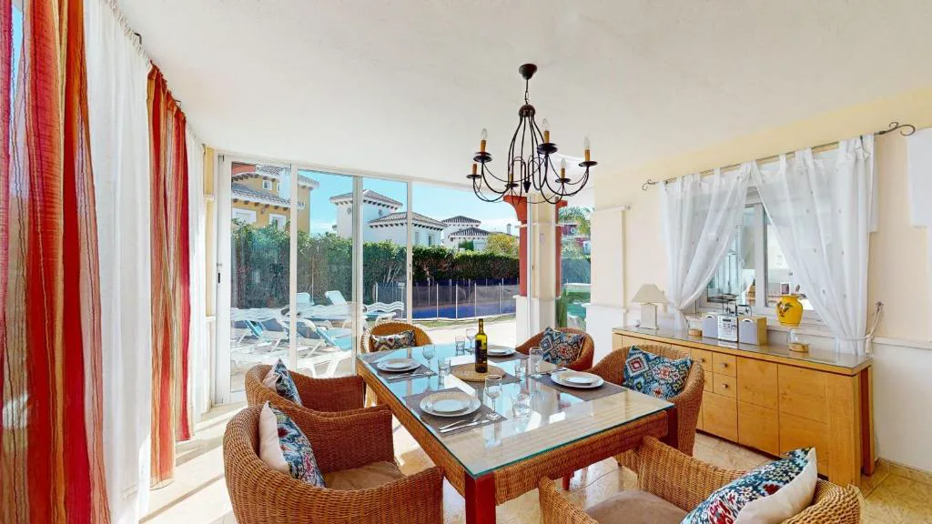 Comedor con mesa preparada y ventanal