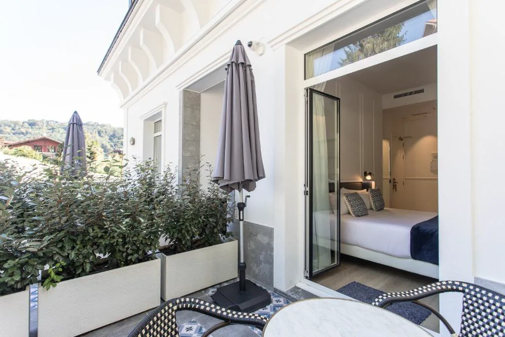 Habitación con terraza y sombrilla