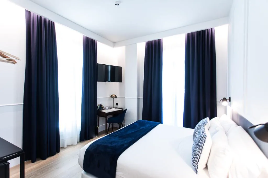 Habitación con cortinas azul marino y cama doble