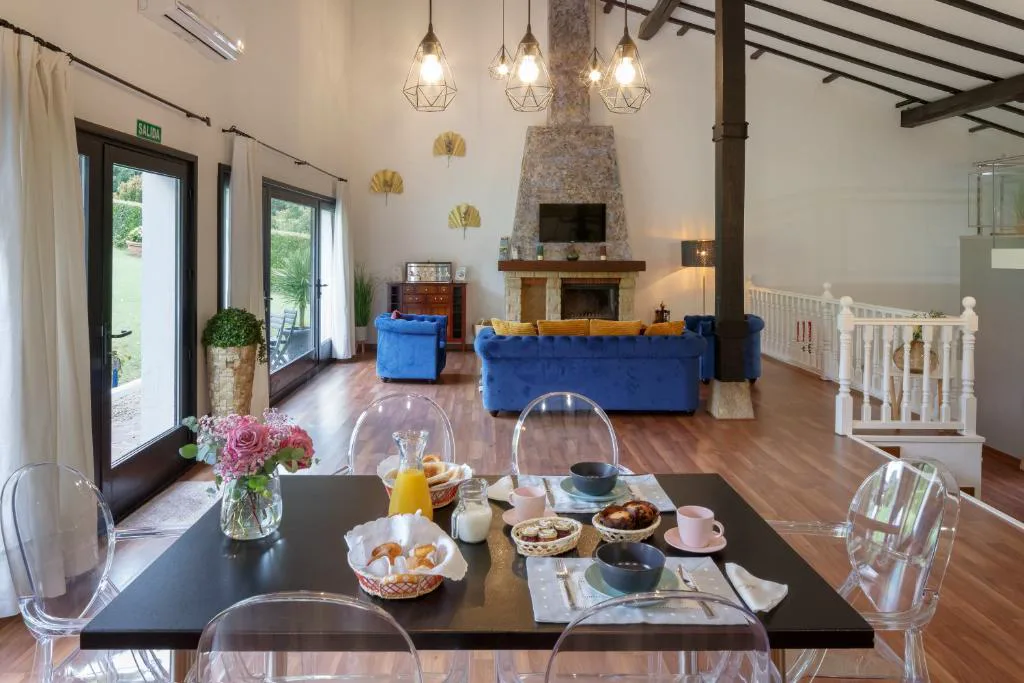 Salón con chimenea de piedra y mesa puesta