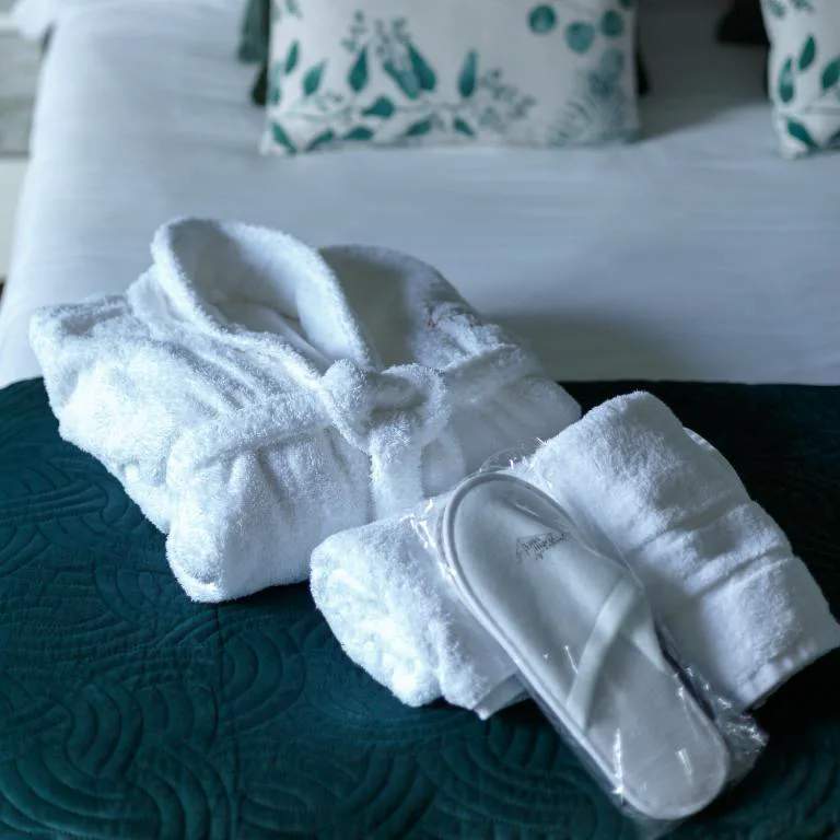 Albornoces y zapatillas sobre la cama