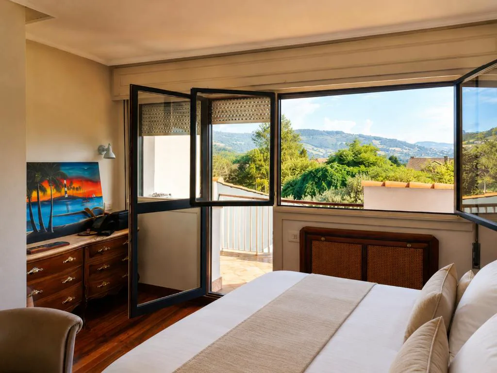 Dormitorio con ventanal y vistas a las colinas