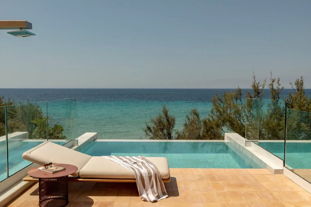 Piscina infinita frente al mar turquesa de Villa Le Blanc, a Gran Meliá Hotel, en Santo Tomás, Menorca