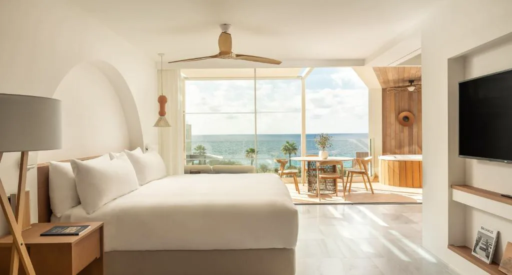 Dormitorio con terraza y vistas directas al mar de Santo Tomás, Villa Le Blanc