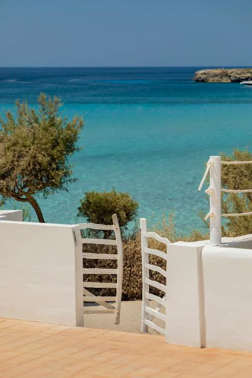 Acceso encalado a la playa entre vegetación mediterránea, Villa Le Blanc