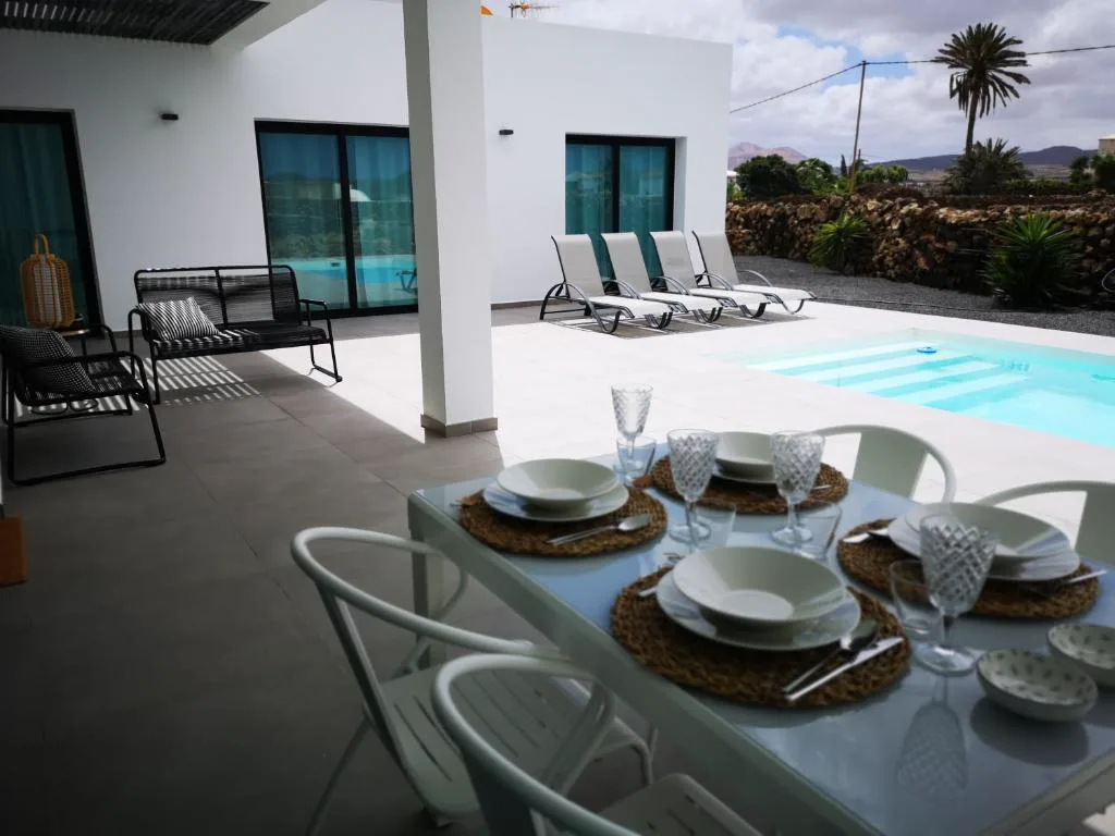 Terraza con piscina privada y vistas a los volcanes de Villa Montaña Colorada, en Lajares, Fuerteventura