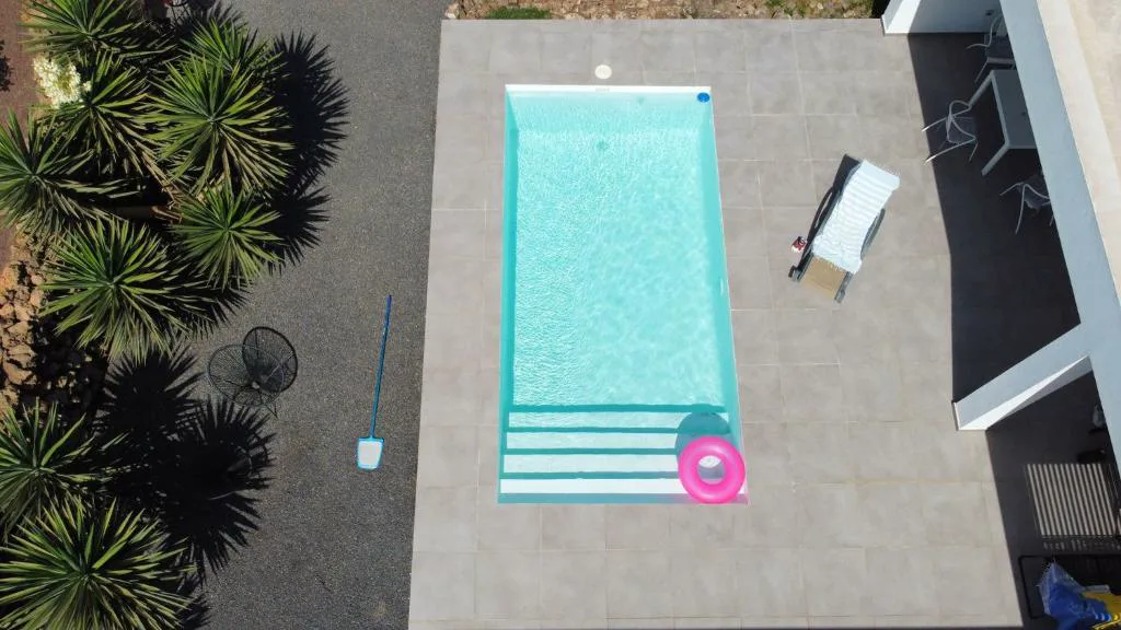 Vista aérea de la piscina privada rectangular junto a la villa, Villa Montaña Colorada