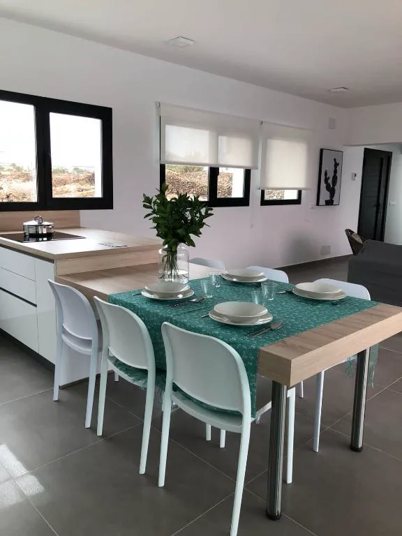 Mesa de comedor puesta junto a la cocina abierta, Villa Montaña Colorada