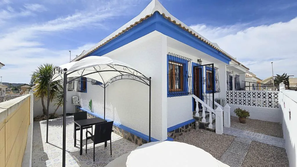Casa blanca con detalles azules y terraza