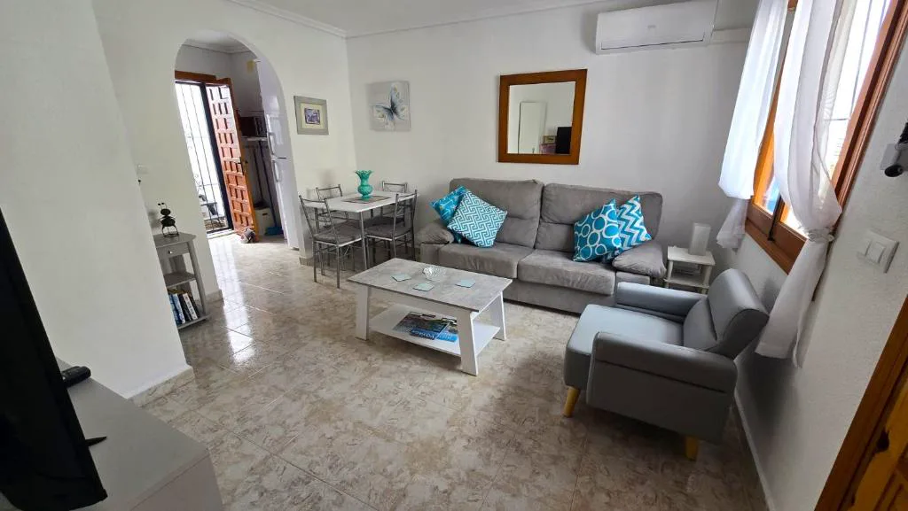 Salón con sofá gris y mesa de centro