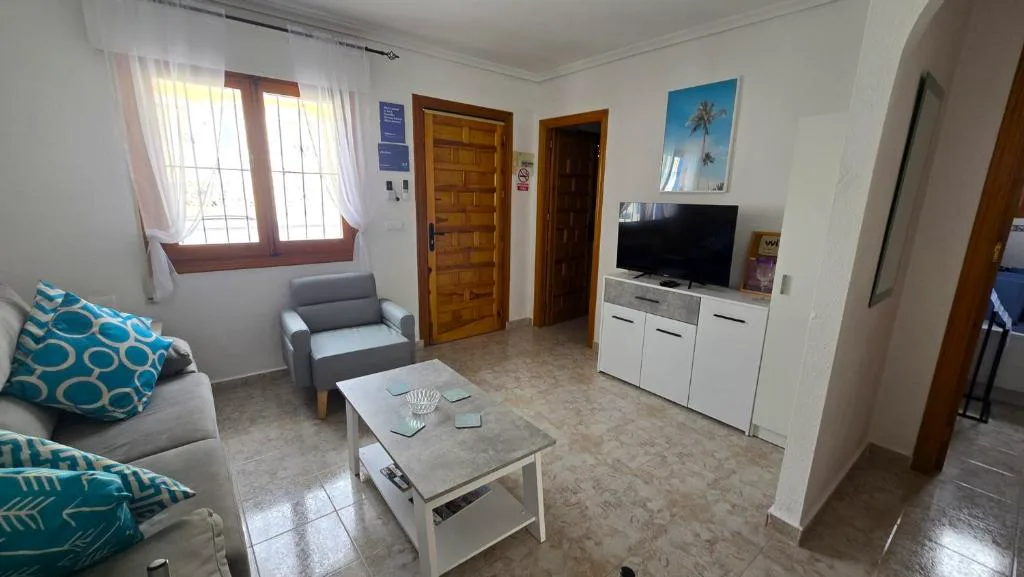 Salón con sofás y televisión