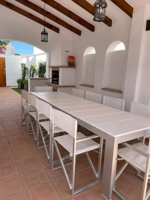 Comedor largo de madera con mesa preparada