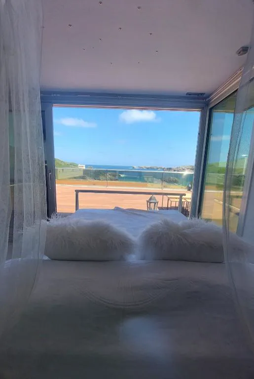 Dormitorio con ventanal frente al mar