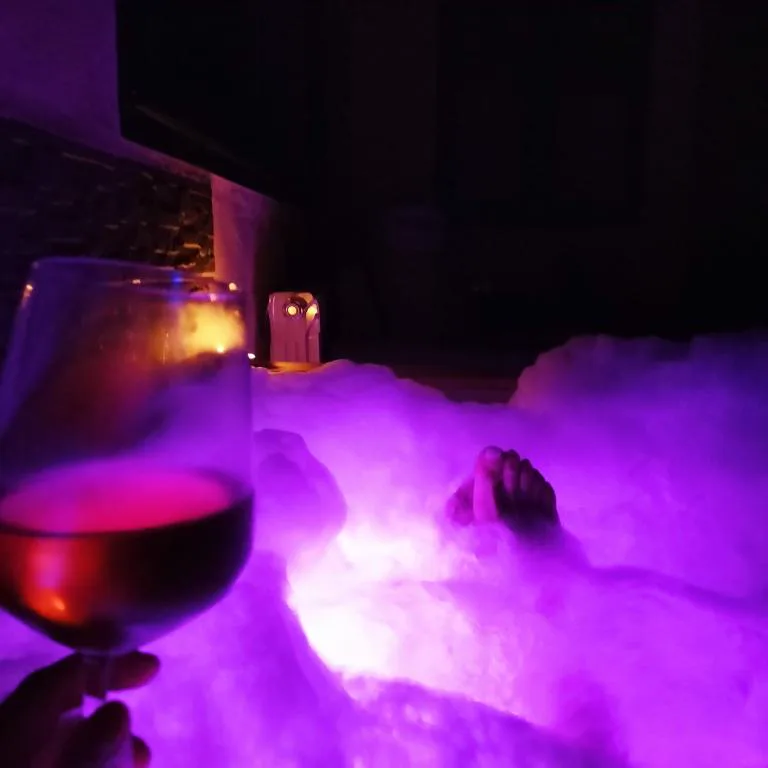 Bañera de hidromasaje con burbujas y luz violeta