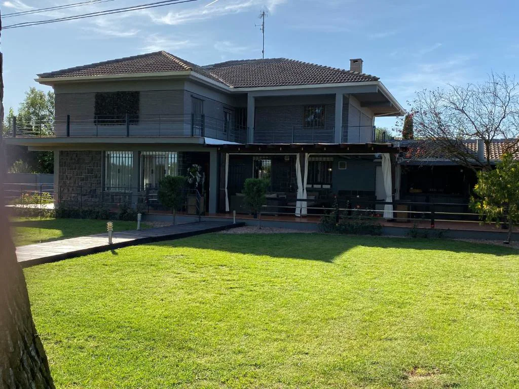 Casa moderna con césped y árboles