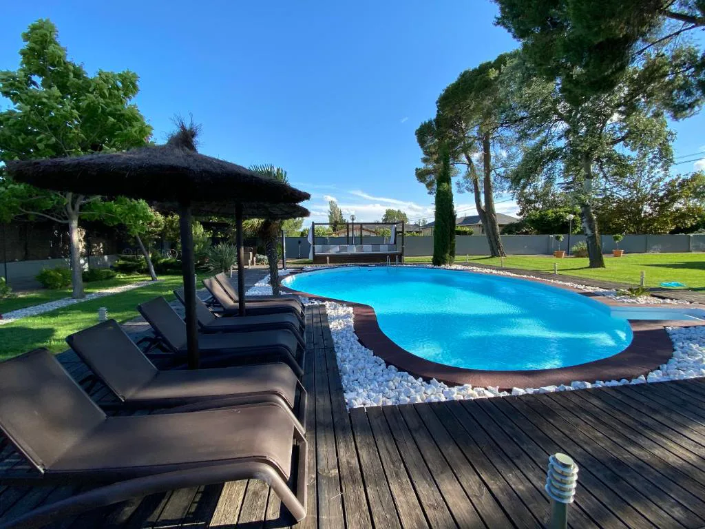 Piscina con cenador y tumbonas