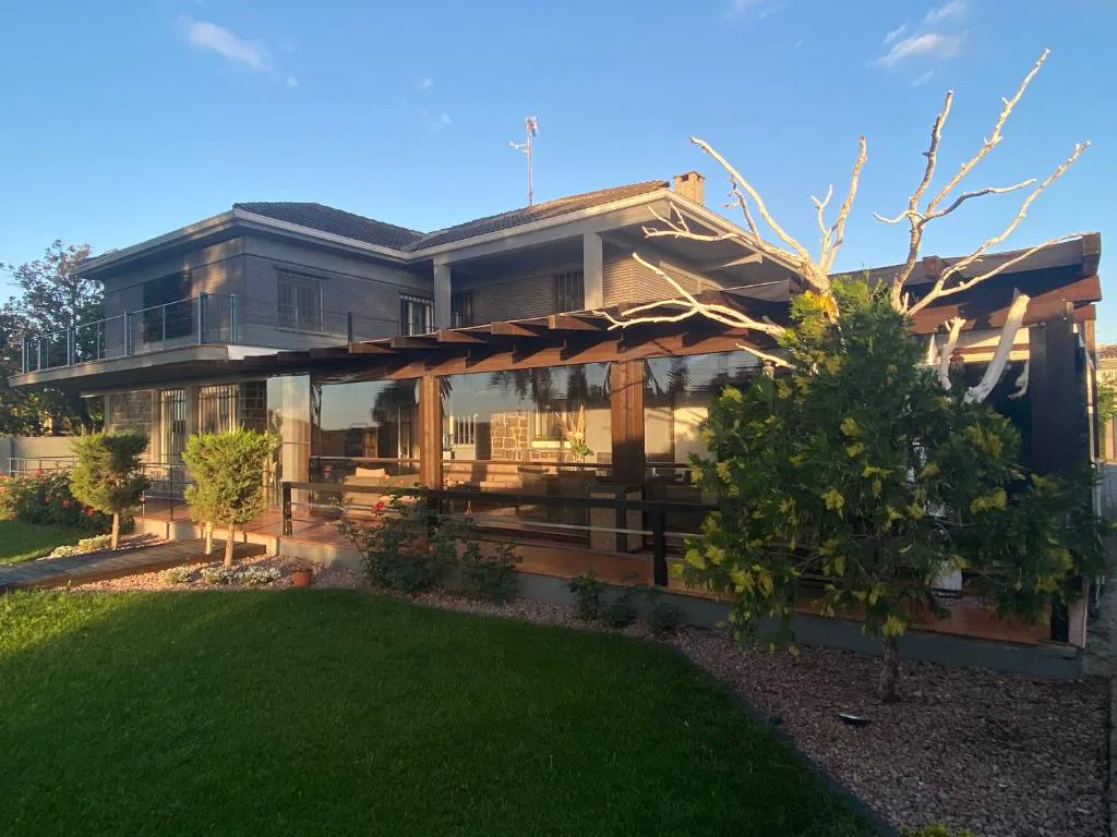 Villa de madera con terraza entre árboles