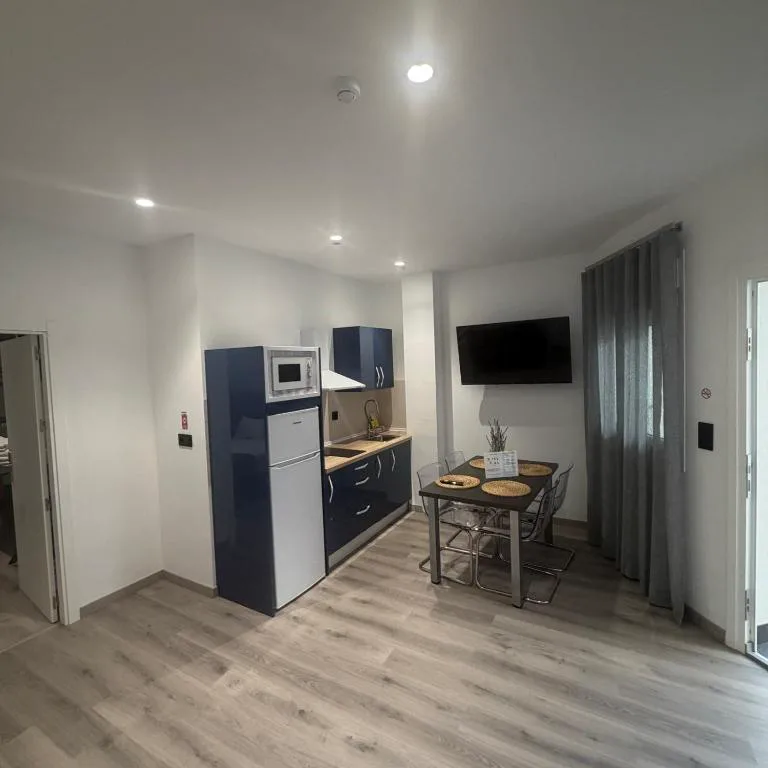 Cocina blanca con mesa y sofá