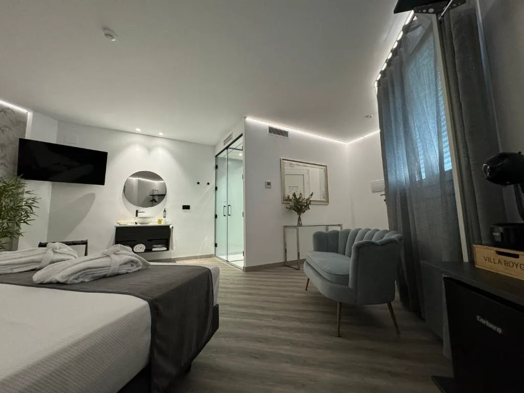 Habitación con cama y zona de descanso