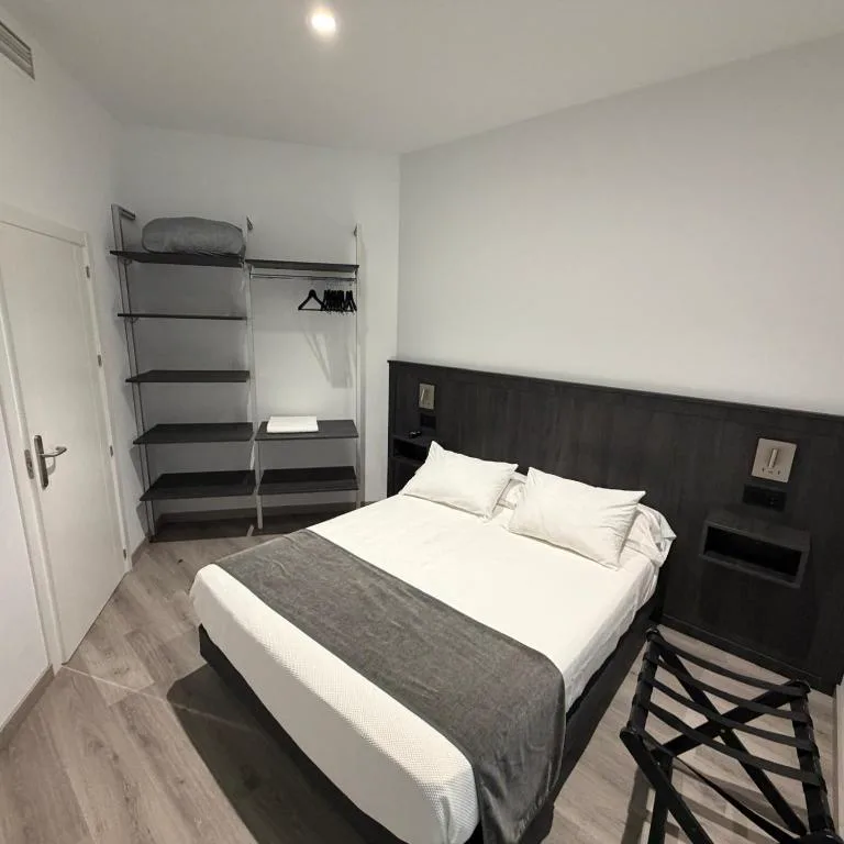 Habitación gris con cama grande