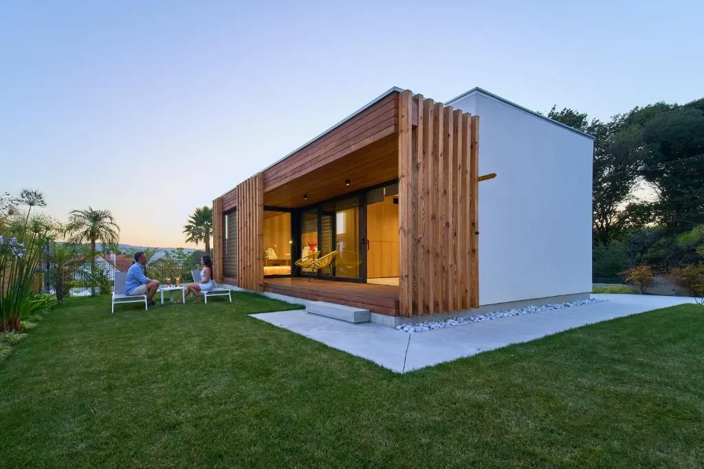 Villa de madera y fachada blanca de Villas Calas de Aldán con terraza exterior al atardecer, Cangas do Morrazo, Galicia