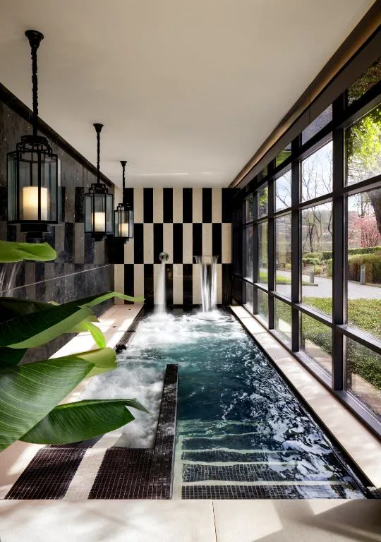 Piscina de hidromasaje del spa con azulejos en blanco y negro, Vinha Boutique Hotel
