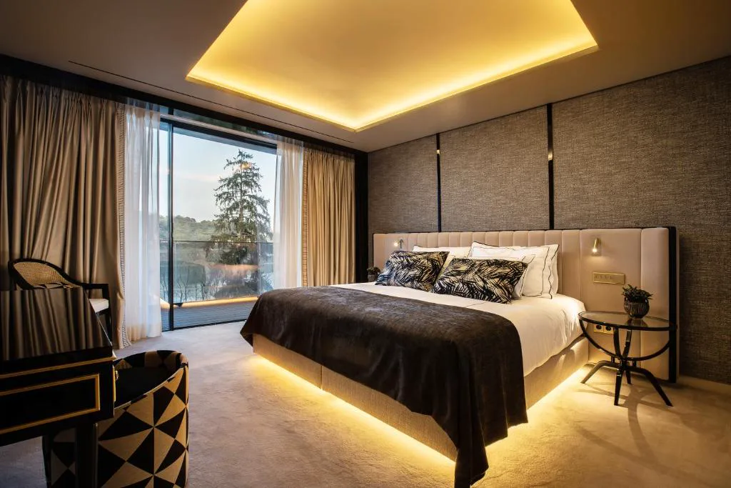Habitación con balcón y vistas al jardín arbolado, Vinha Boutique Hotel