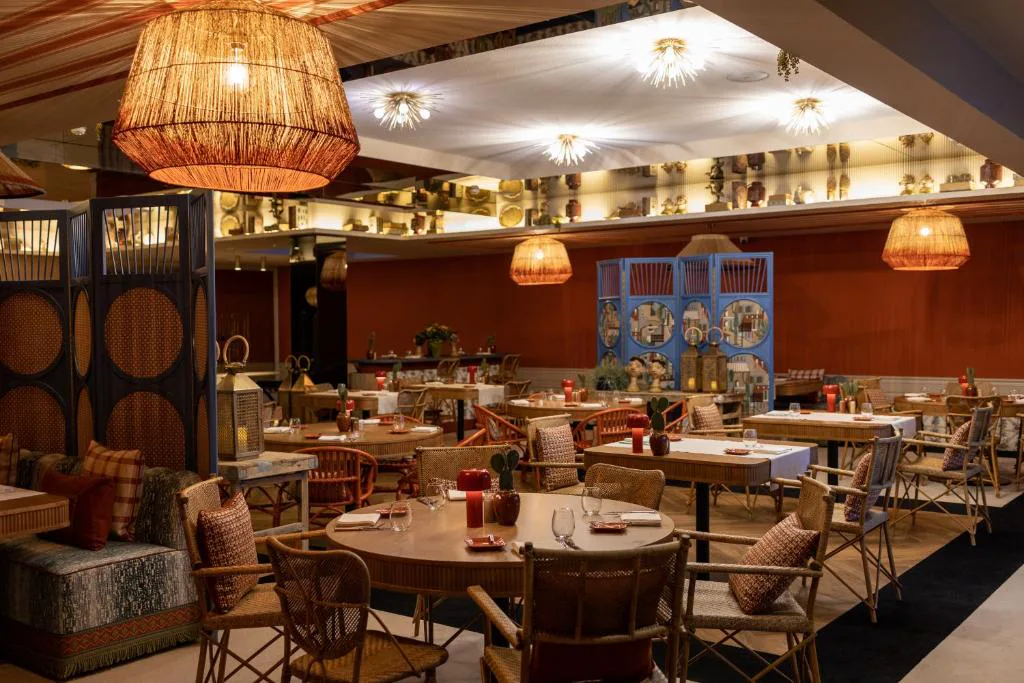 Restaurante de Vinha Boutique Hotel con lámparas de fibra natural y biombos decorativos
