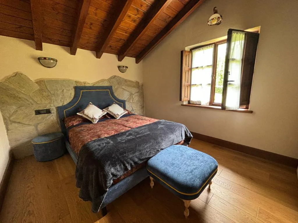 Dormitorio con cama doble y cabecero azul