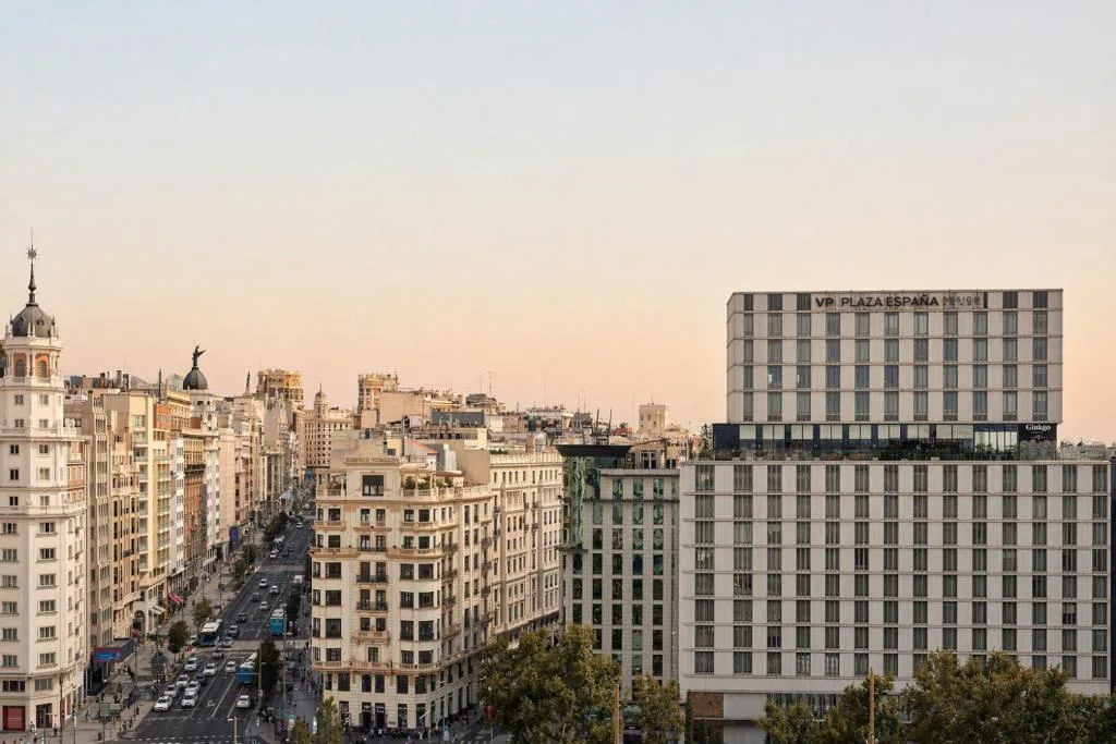Vista de la Gran Vía y Plaza de España al atardecer desde el hotel