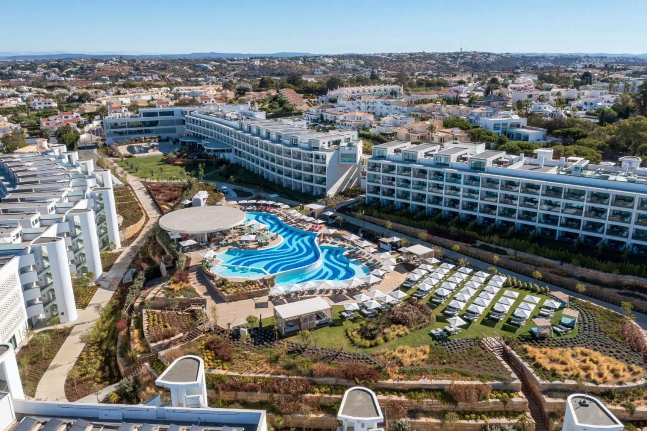 Vista aérea de W Residences Algarve junto a la costa