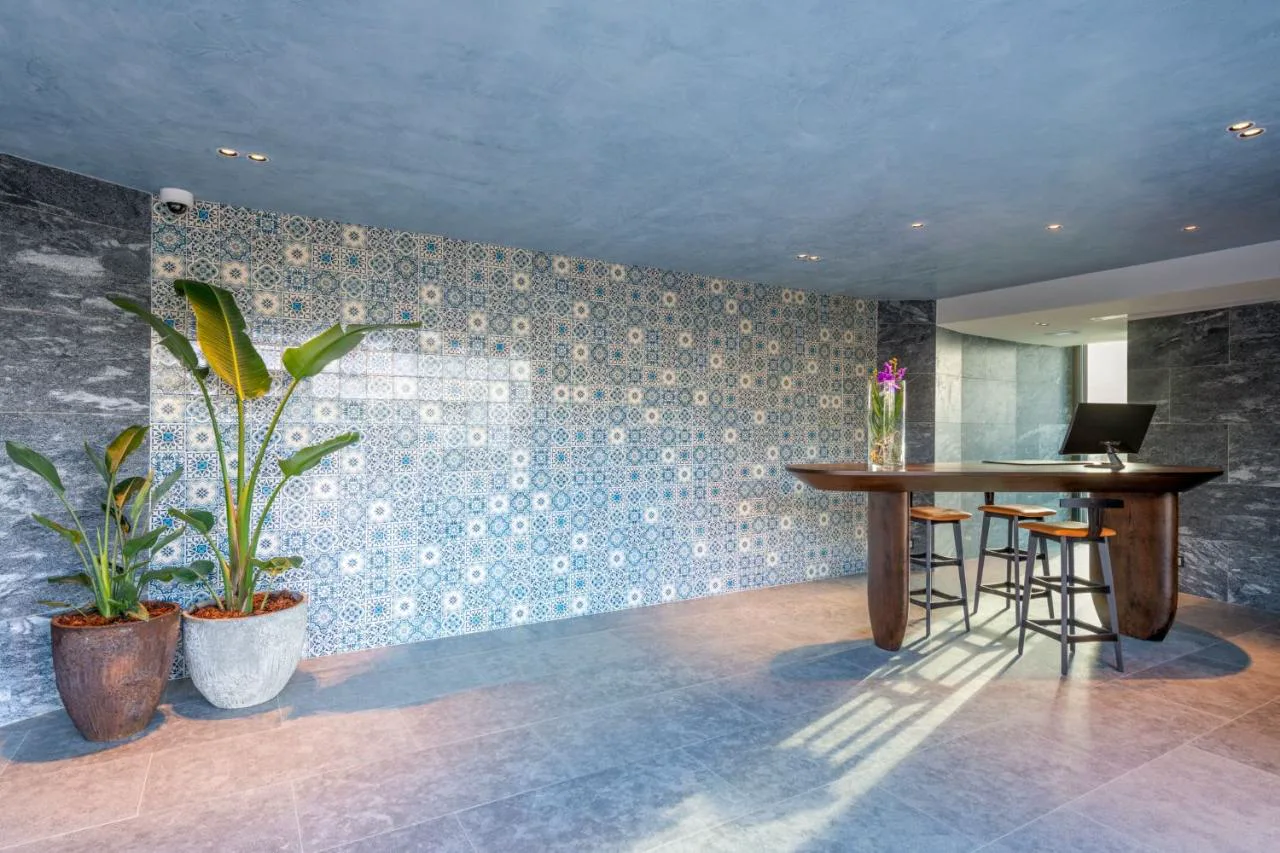 Piscina de diseño ondulado en W Residences Algarve