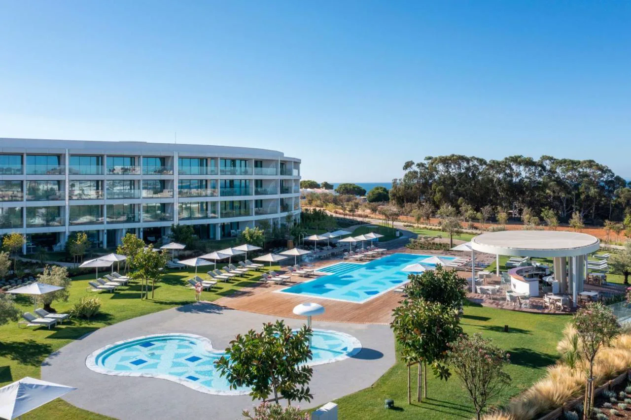 Piscina y jardines de W Residences Algarve frente al mar, en Sesmarias