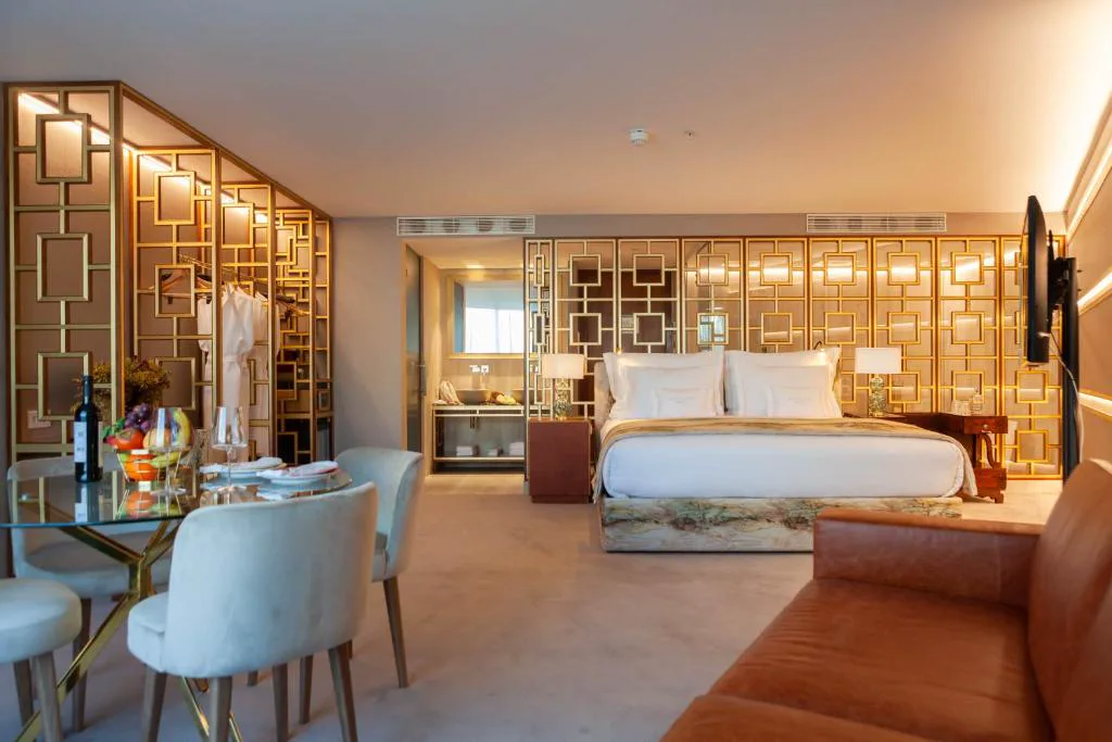 Suite con vestidor y paneles dorados de Wine & Books Lisboa Hotel